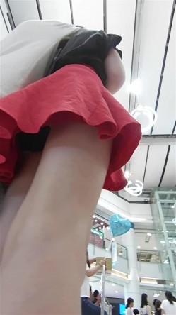 推荐 尾行【抄底大长腿洋妞】路上多位靓女，颜值少妇，玉足特写，极品户型，大长腿 截图4