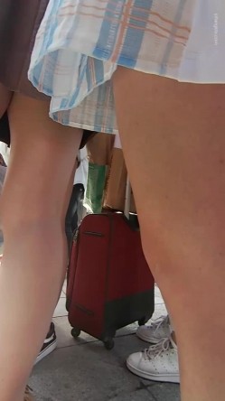 推荐 尾行【抄底大长腿洋妞】路上多位靓女，颜值少妇，玉足特写，极品户型，大长腿 截图9