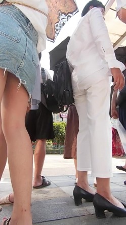 推荐 尾行【抄底大长腿洋妞】路上多位靓女，颜值少妇，玉足特写，极品户型，大长腿 截图13