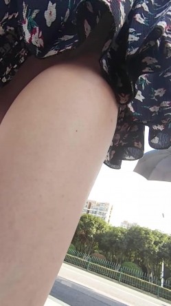 推荐 尾行【抄底大长腿洋妞】路上多位靓女，颜值少妇，玉足特写，极品户型，大长腿 截图14