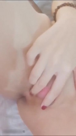 最新极品靓乳高颜值女神Sailor私房订制私拍流出 趴桌子上被男友后入猛操 浴缸玩美乳浪穴 这小骚货太漂亮了 截图7