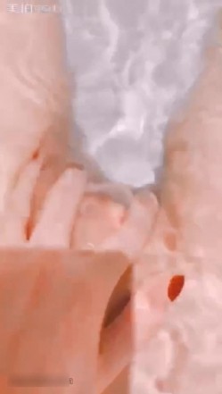 最新极品靓乳高颜值女神Sailor私房订制私拍流出 趴桌子上被男友后入猛操 浴缸玩美乳浪穴 这小骚货太漂亮了 截图10