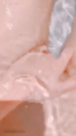 最新极品靓乳高颜值女神Sailor私房订制私拍流出 趴桌子上被男友后入猛操 浴缸玩美乳浪穴 这小骚货太漂亮了 截图12
