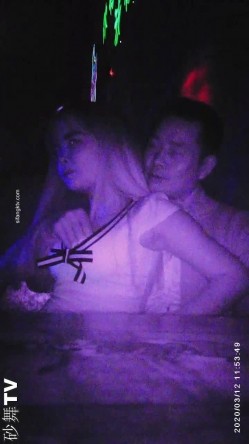 【猎奇资源 砂舞】舞厅内的淫乱 重金属质感般的性爱 抓奶+抠逼+摸屌+口爆+打站桩+站炮 淫乱篇 截图4