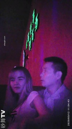 【猎奇资源 砂舞】舞厅内的淫乱 重金属质感般的性爱 抓奶+抠逼+摸屌+口爆+打站桩+站炮 淫乱篇 截图10