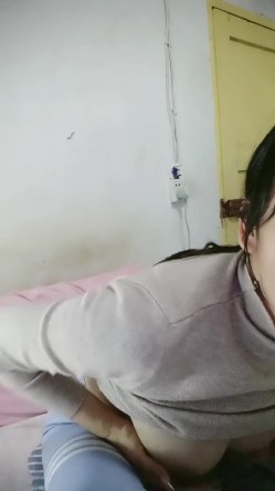 小阿姨来了全程露脸淫荡风骚，性感的大奶子还有奶水，家里有人不敢大声叫，跟狼友互动撩骚揉奶玩逼挤奶水 截图2