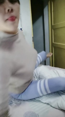 小阿姨来了全程露脸淫荡风骚，性感的大奶子还有奶水，家里有人不敢大声叫，跟狼友互动撩骚揉奶玩逼挤奶水 截图3