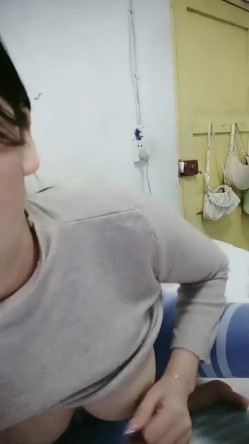 小阿姨来了全程露脸淫荡风骚，性感的大奶子还有奶水，家里有人不敢大声叫，跟狼友互动撩骚揉奶玩逼挤奶水 截图4