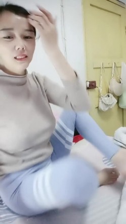小阿姨来了全程露脸淫荡风骚，性感的大奶子还有奶水，家里有人不敢大声叫，跟狼友互动撩骚揉奶玩逼挤奶水 截图5