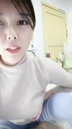 小阿姨来了全程露脸淫荡风骚，性感的大奶子还有奶水，家里有人不敢大声叫，跟狼友互动撩骚揉奶玩逼挤奶水 截图6