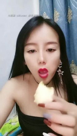 国产小宝贝全程露脸火辣身材颜值女神，性感的脱衣艳舞甩奶电臀很是诱惑，自己揉捏骚奶子骚穴特写展示呻吟可射 截图13