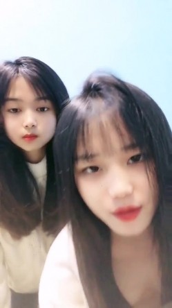 叛逆少女拉美乳闺蜜下海 ！这个闺蜜奶子真漂亮 截图2