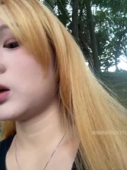 ️颜值主播【yuki_june】新人超高颜值黄发大眼睛美女、完美身材、户外商场真实漏出喷水 截图10