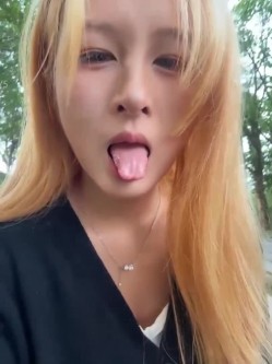 ️颜值主播【yuki_june】新人超高颜值黄发大眼睛美女、完美身材、户外商场真实漏出喷水 截图12