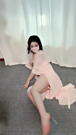 青春无敌，抖音风艺校美少女【杨晓花】定制福利，露脸露点，各种热门BGM裸舞 截图16