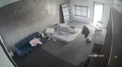 黑客破解家庭网络摄像头偷拍住毛坯房的年轻情侣疯狂做爱有时一天做爱几次 截图9