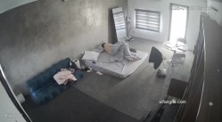 黑客破解家庭网络摄像头偷拍住毛坯房的年轻情侣疯狂做爱有时一天做爱几次 截图10