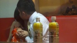 运气不错网吧通宵玩游戏的时候无意偷窥到包厢一对情侣在里面激情做爱,窗帘正好露一条缝没拉严 截图1
