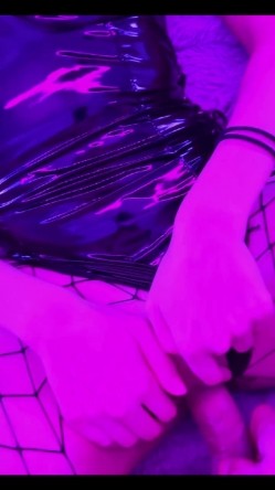 《绝品打飞机必备》推特极品身材美足美腿美鲍网红女神【不是丸子】私拍，推油足交紫薇打炮诱惑满满带入感极强 截图6
