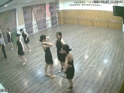 舞蹈班《监控破解》偷拍多位美女学员后台换衣服 截图2