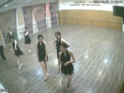 舞蹈班《监控破解》偷拍多位美女学员后台换衣服 截图3