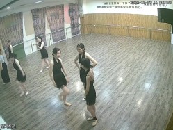 舞蹈班《监控破解》偷拍多位美女学员后台换衣服 截图4