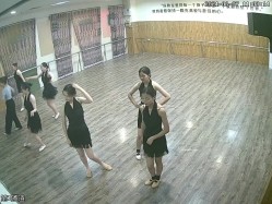 舞蹈班《监控破解》偷拍多位美女学员后台换衣服 截图7