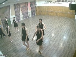 舞蹈班《监控破解》偷拍多位美女学员后台换衣服 截图8