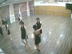 舞蹈班《监控破解》偷拍多位美女学员后台换衣服 截图9