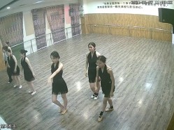舞蹈班《监控破解》偷拍多位美女学员后台换衣服 截图11