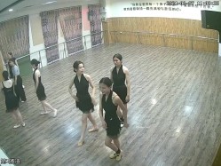 舞蹈班《监控破解》偷拍多位美女学员后台换衣服 截图12