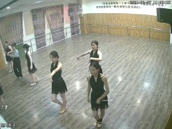 舞蹈班《监控破解》偷拍多位美女学员后台换衣服 截图14