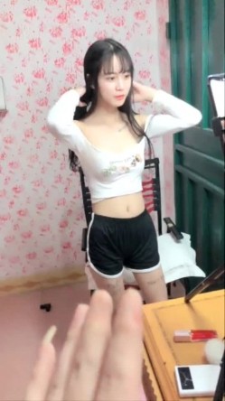 高颜值苗条妹子露奶双人啪啪 炮友掏出JJ撸管再床上后入抽插非常诱人 截图2