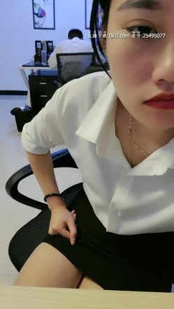 办公室制服小姐姐勾搭外卖小哥激烈啪啪寻刺激 多姿势抽插爆操 裹射口爆 最后还被猥琐男同事骚扰猥亵 截图13