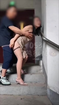 山东绿帽癖【小气质夫妇小熊维尼】最新线下约啪露出露出的快感 激情车震 给男人自慰 消防通道自慰喷水做爱 截图7