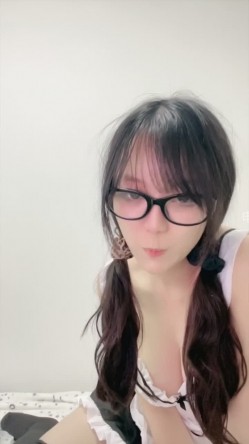 ️新人眼镜校花 十个眼镜九个骚 闷骚型丝袜大长腿舌钉口爆啪啪 截图6