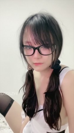 ️新人眼镜校花 十个眼镜九个骚 闷骚型丝袜大长腿舌钉口爆啪啪 截图7