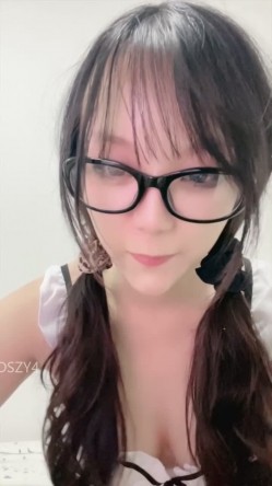 ️新人眼镜校花 十个眼镜九个骚 闷骚型丝袜大长腿舌钉口爆啪啪 截图12