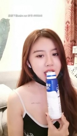刚开播不久的高颜值气质女神，职业平面模特，身材很有肉感却不显胖，奶子大还非常挺，重点非常的骚， 自慰，酒店开房啪啪，69后入淫荡尤物 截图6