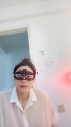 黄播界的扛把子『代也加』开放阳台全裸自慰喷水爆菊~往楼下尿尿~半透勾引外卖小哥 截图3