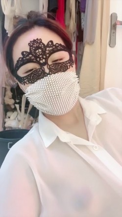 黄播界的扛把子『代也加』开放阳台全裸自慰喷水爆菊~往楼下尿尿~半透勾引外卖小哥 截图6