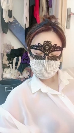 黄播界的扛把子『代也加』开放阳台全裸自慰喷水爆菊~往楼下尿尿~半透勾引外卖小哥 截图7