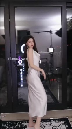 抖音极品少妇【海琴烟】九头身美女，裸舞诱惑，道具自慰高潮，喜欢大长腿闻大屁眼子的不可错过 截图1