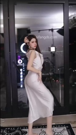 抖音极品少妇【海琴烟】九头身美女，裸舞诱惑，道具自慰高潮，喜欢大长腿闻大屁眼子的不可错过 截图5