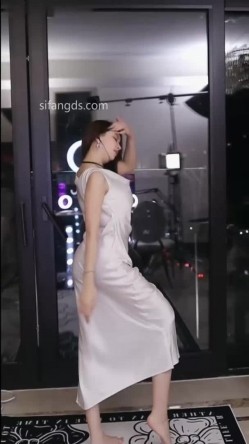 抖音极品少妇【海琴烟】九头身美女，裸舞诱惑，道具自慰高潮，喜欢大长腿闻大屁眼子的不可错过 截图6