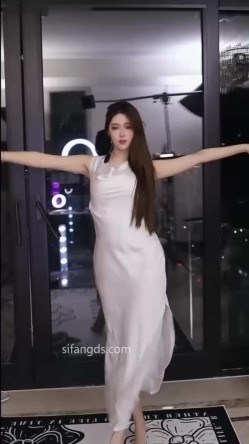 抖音极品少妇【海琴烟】九头身美女，裸舞诱惑，道具自慰高潮，喜欢大长腿闻大屁眼子的不可错过 截图10