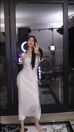抖音极品少妇【海琴烟】九头身美女，裸舞诱惑，道具自慰高潮，喜欢大长腿闻大屁眼子的不可错过 截图11