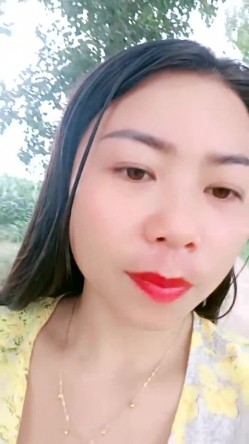 提前返乡的小少妇，【农村骚娘们】，为了赚钱补贴家用，户外裸奔，路边撒尿，乡村小路上春光无限 截图1