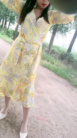 提前返乡的小少妇，【农村骚娘们】，为了赚钱补贴家用，户外裸奔，路边撒尿，乡村小路上春光无限 截图4
