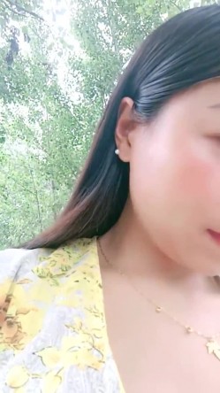 提前返乡的小少妇，【农村骚娘们】，为了赚钱补贴家用，户外裸奔，路边撒尿，乡村小路上春光无限 截图5
